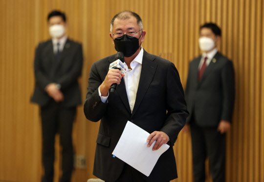 정의선(가운데) 현대자동차그룹 회장이 22일 경기도 고양시 일산 현대모터스튜디오에서 열린 청년희망ON에서 인사말을 하고 있다. <연합뉴스>